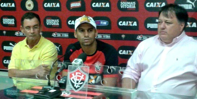 Vitória anuncia contratação de Neto Baiano, primeiro reforço para 2015